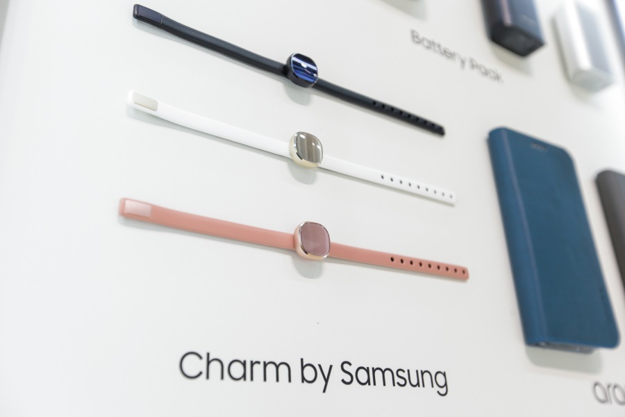 Samsung-Smart-Charm-Fashionable-Wearable-weboo-co