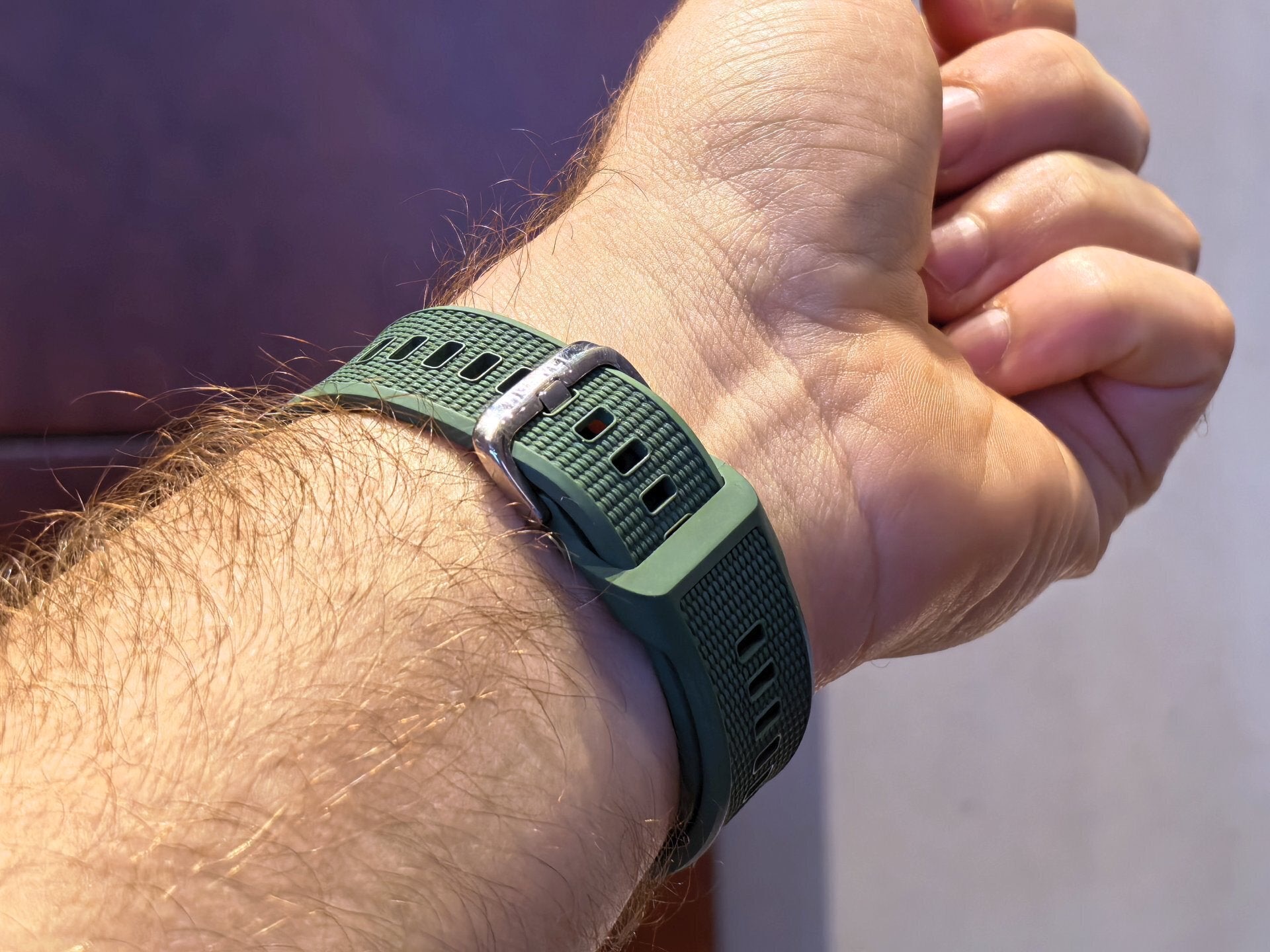 Zbliżenie na innowacyjny pasek sportowy Huawei Watch GT 7 Pro z mechanizmem tuck-under wpuszczanym pod spód