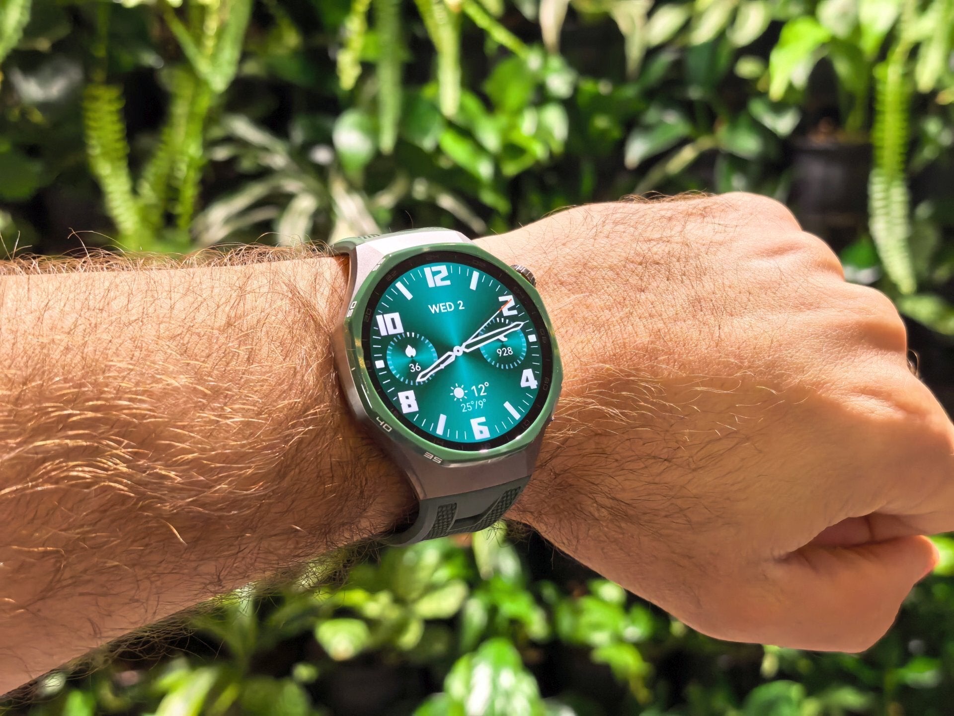 Huawei Watch GT 7 Pro na nadgarstku w trakcie treningu – czytelny ekran AMOLED i ergonomiczna bryła koperty